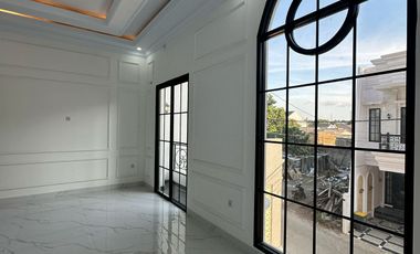 Rumah Modern American Classic kolam renang dalam townhouse