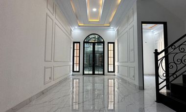 Rumah Modern American Classic kolam renang dalam townhouse