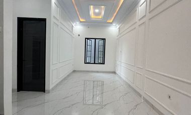 Rumah Modern American Classic kolam renang dalam townhouse