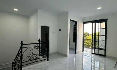 Rumah Modern American Classic kolam renang dalam townhouse