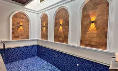 Rumah Modern American Classic kolam renang dalam townhouse