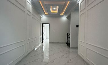 Rumah Modern American Classic kolam renang dalam townhouse