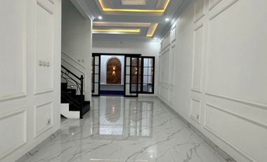 Rumah Modern American Classic kolam renang dalam townhouse