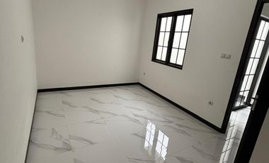 RUMAH BARU DEKAT PLAZA BINTARO JAYA DAN STASIUN PONDOK RANJI