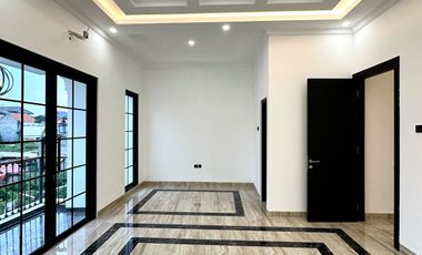 Rumah 2 M an dalam Townhouse Premium Di Dekat Ragunan