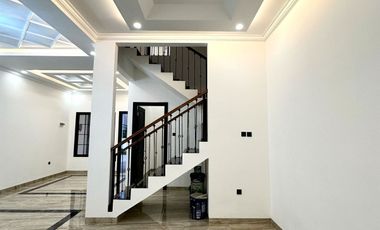 Rumah 2 M an dalam Townhouse Premium Di Dekat Ragunan