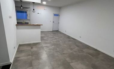 ALQUILER HERMOSO DUPLEX DE CATEGORIA: CON 2 DORMITORIOS, PATIO Y GARAGE CON PORTON AUTOMATICO, ACHUPALLAS 1045 ESQ CONDARCO -TEMPERLEY-