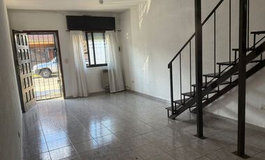 ALQUILER DUPLEX DOS AMBIENTES CON PATIO PROPIO