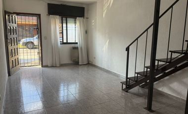 ALQUILER DUPLEX DOS AMBIENTES CON PATIO PROPIO
