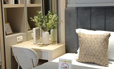 Di jual rumah 3 lantai full furnish + kolam renang pribadi