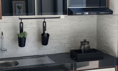 Di jual rumah 3 lantai full furnish + kolam renang pribadi