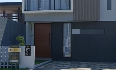 Di jual rumah 3 lantai full furnish + kolam renang pribadi