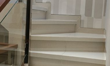 Di jual rumah 3 lantai full furnish + kolam renang pribadi