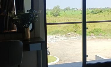 Di jual rumah 3 lantai full furnish + kolam renang pribadi