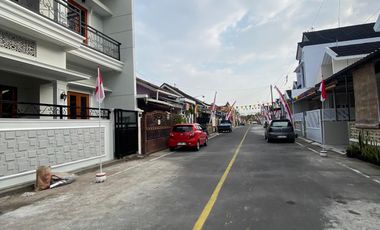 JUAL RUMAH SIAP PAKAI AREA PURBAYAN GENTAN , DEKAT LAWEYAN, PURWOSARI