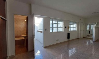 Alquiler V. Urquiza monoambiente con balcón