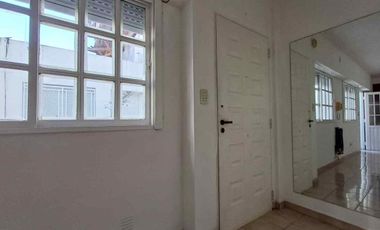 Alquiler V. Urquiza monoambiente con balcón