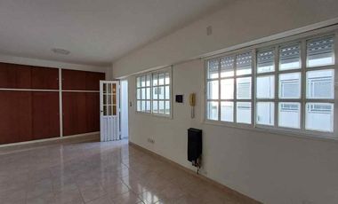 Alquiler V. Urquiza monoambiente con balcón