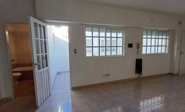 Alquiler V. Urquiza monoambiente con balcón