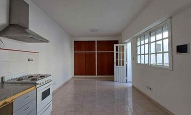 Alquiler V. Urquiza monoambiente con balcón