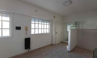 Alquiler V. Urquiza monoambiente con balcón