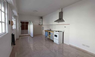 Alquiler V. Urquiza monoambiente con balcón