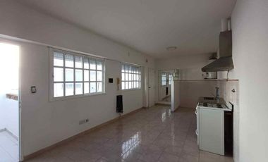 Alquiler V. Urquiza monoambiente con balcón