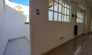 Alquiler V. Urquiza monoambiente con balcón
