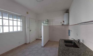 Alquiler V. Urquiza monoambiente con balcón