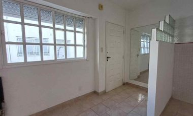 Alquiler V. Urquiza monoambiente con balcón