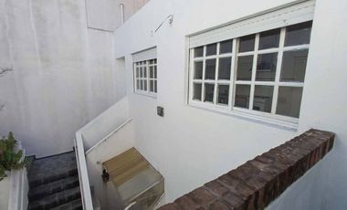 Alquiler V. Urquiza monoambiente con balcón