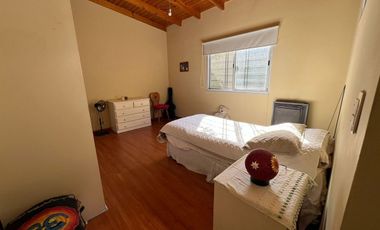 VENTA CASA 4 AMBIENTES CON COCHERA - BERNAL