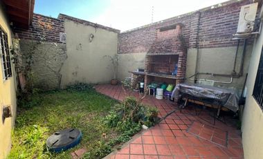 VENTA CASA 4 AMBIENTES CON COCHERA - BERNAL