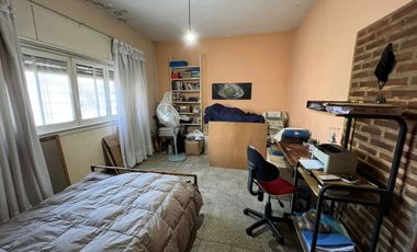 VENTA CASA 4 AMBIENTES CON COCHERA - BERNAL
