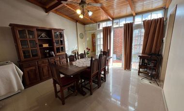 VENTA CASA 4 AMBIENTES CON COCHERA - BERNAL