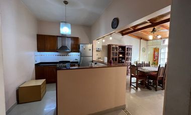 VENTA CASA 4 AMBIENTES CON COCHERA - BERNAL