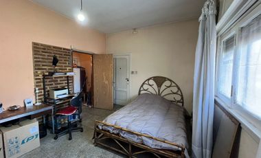 VENTA CASA 4 AMBIENTES CON COCHERA - BERNAL