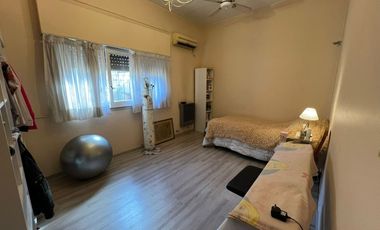 VENTA CASA 4 AMBIENTES CON COCHERA - BERNAL