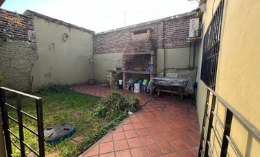 VENTA CASA 4 AMBIENTES CON COCHERA - BERNAL