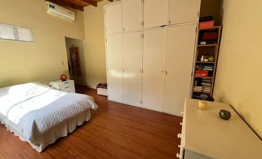 VENTA CASA 4 AMBIENTES CON COCHERA - BERNAL