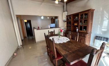 VENTA CASA 4 AMBIENTES CON COCHERA - BERNAL