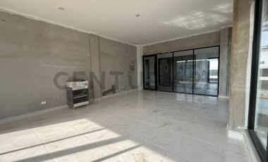 Local esquinero 37.85 m² en Plaza Comercial alto trafico La Joya