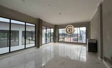 Local esquinero 37.85 m² en Plaza Comercial alto trafico La Joya
