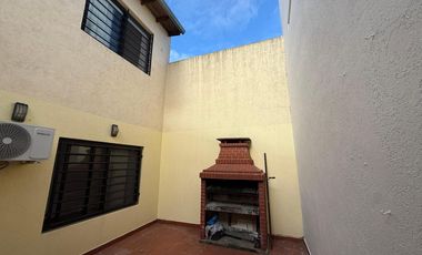 Departamento ph dos ambientes con patio en alquiler en Wilde