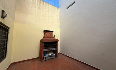 Departamento ph dos ambientes con patio en alquiler en Wilde