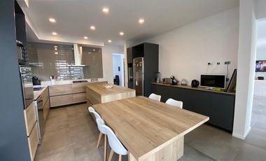 EXCELENTE. GRAN LOTE A LA LAGUNA. MODERNA E IMPECABLE.