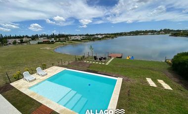EXCELENTE. GRAN LOTE A LA LAGUNA. MODERNA E IMPECABLE.