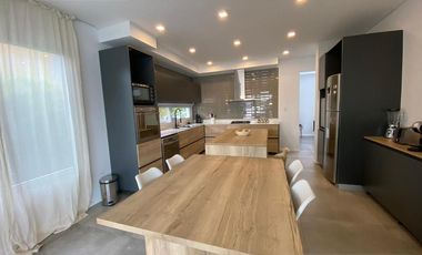 EXCELENTE. GRAN LOTE A LA LAGUNA. MODERNA E IMPECABLE.