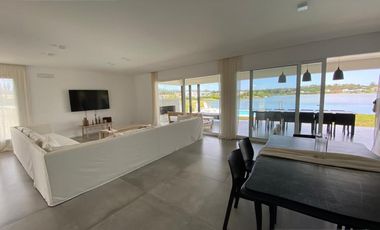 EXCELENTE. GRAN LOTE A LA LAGUNA. MODERNA E IMPECABLE.