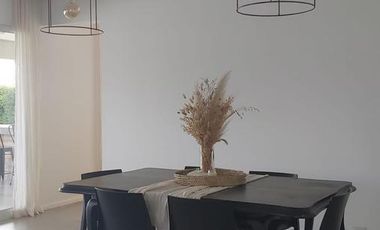 EXCELENTE. GRAN LOTE A LA LAGUNA. MODERNA E IMPECABLE.
